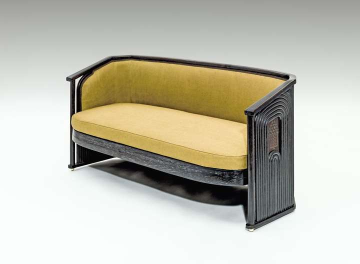 THREE-SEATER SETTEE